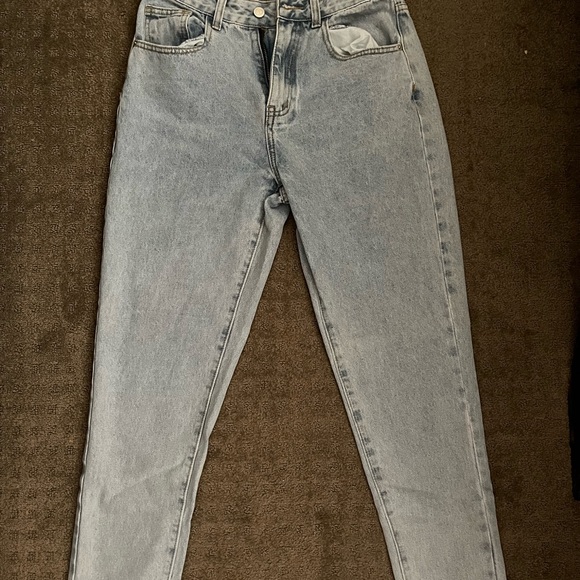 Debbie High-waisted Mom Jeans Bleach Wash with tags - Picture 2 of 3